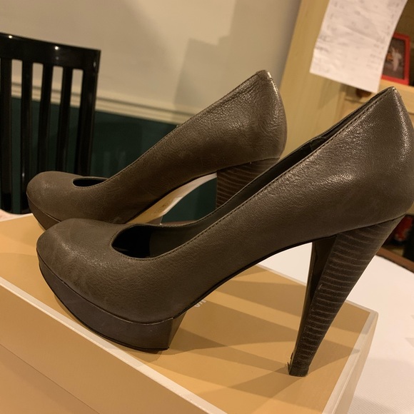 Nine West leather Taupe Coloured Heels - Picture 3 of 5